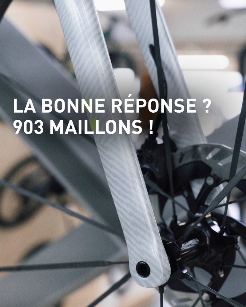 Bild 3 von 5: «La bonne réponse ? 903 maillons !» – die richtige Antwort: 903 Kettenglieder. Detail einer Carbon-Gabel.
