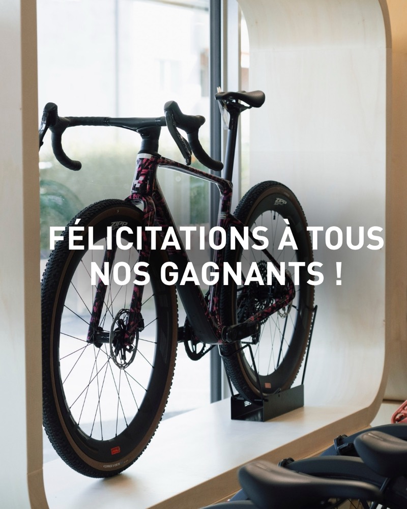 Bild 4 von 5: «Félicitations à tous nos gagnants !» – herzlichen Glückwunsch an alle Gewinner. Ein CUBE Gravelbike im Schaufenster.