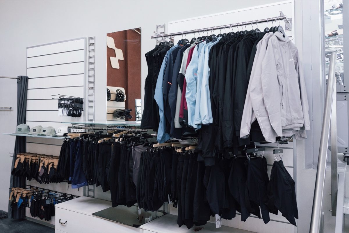 Bike-Bekleidung im neuen CUBE Store Valbirse