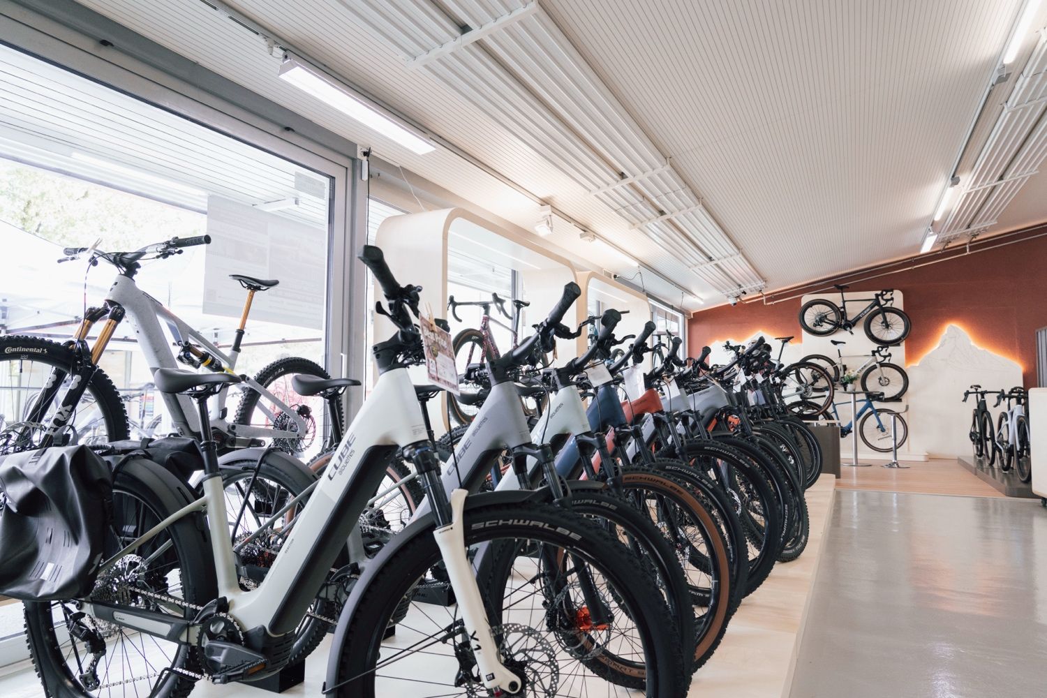 Reihe von E-Bikes im neuen Verkaufsraum