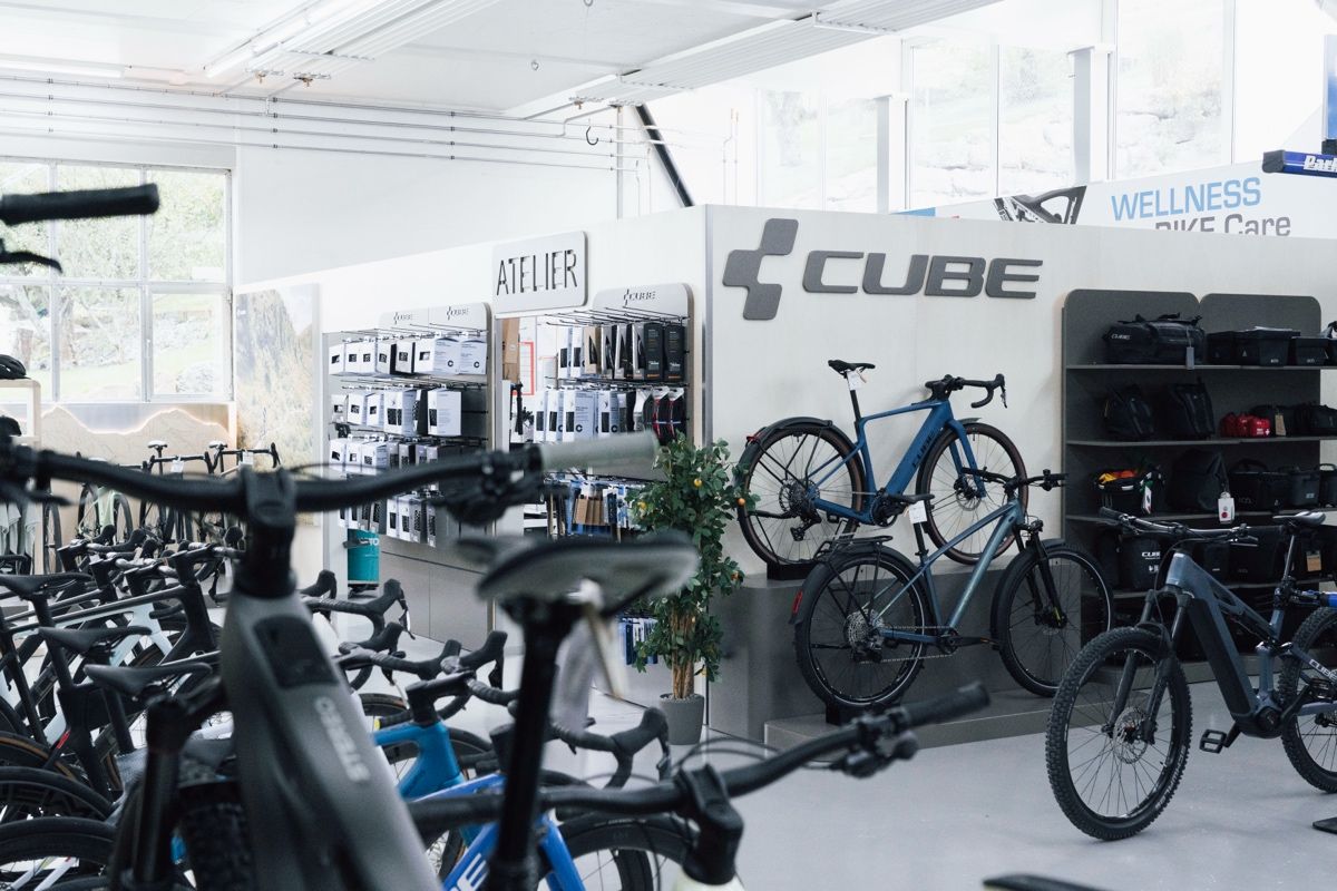 E-Bikes vor der CUBE Wand