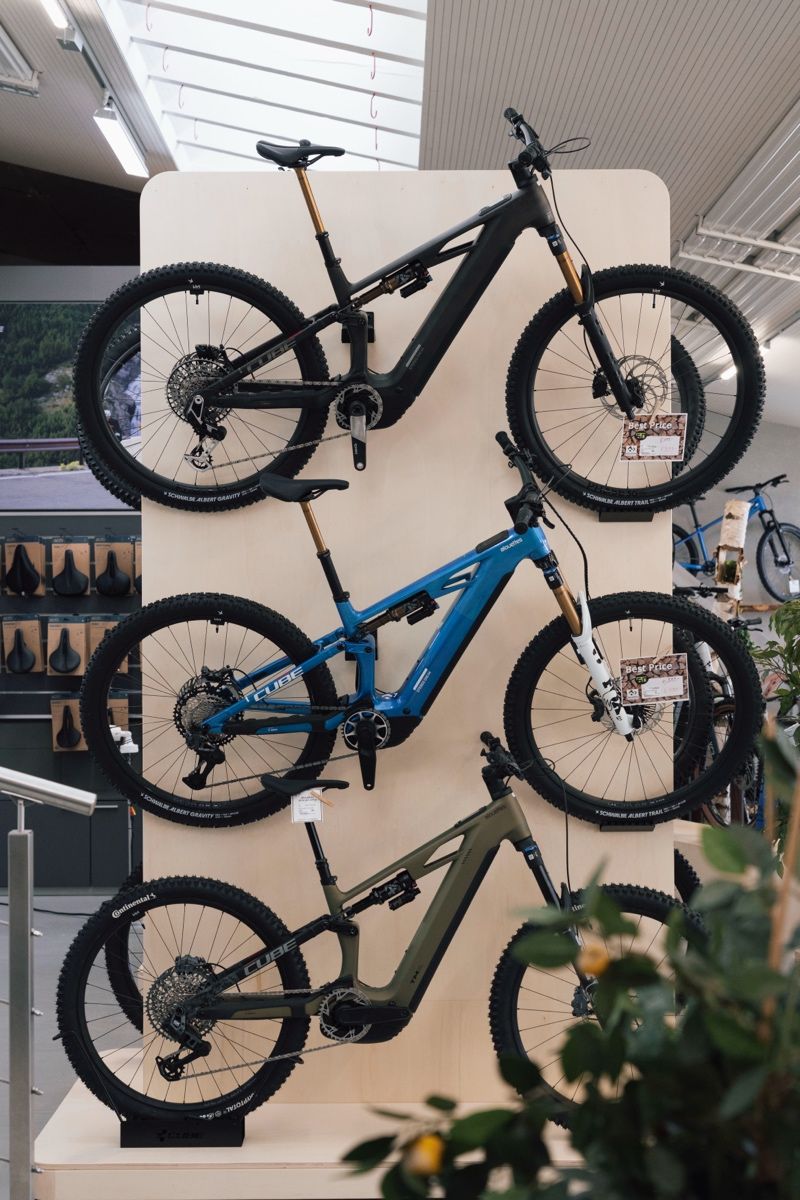 E-Mountainbikes an der Wand im neuen Showroom