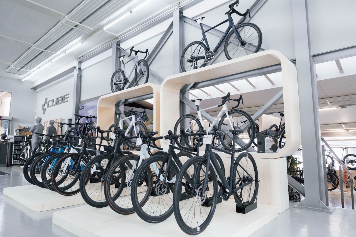 Rennräder auf dem Podest im Showroom
