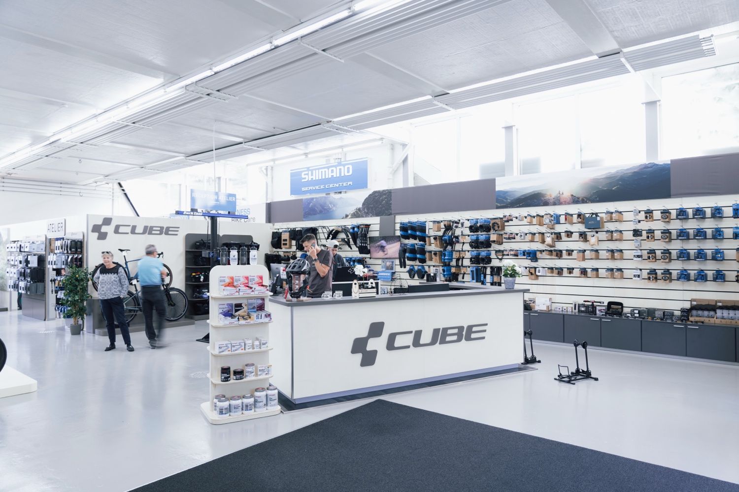 Empfangstheke und Verkaufsraum im neuen CUBE Store Valbirse