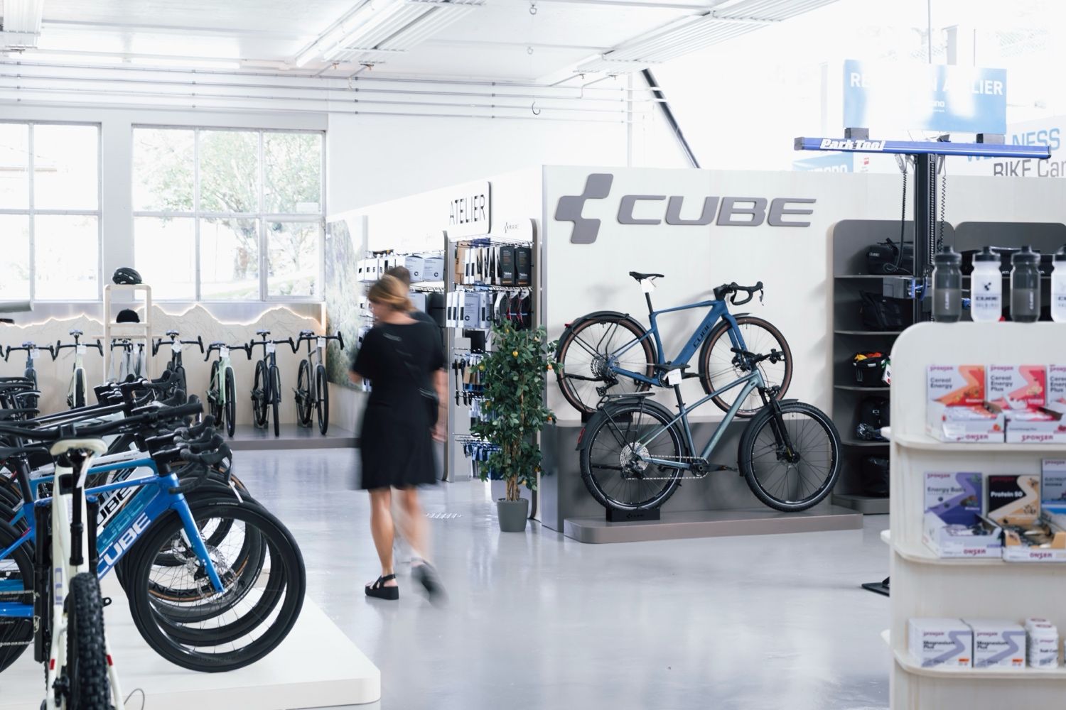 Blick in den Verkaufsraum des CUBE Store Valbirse