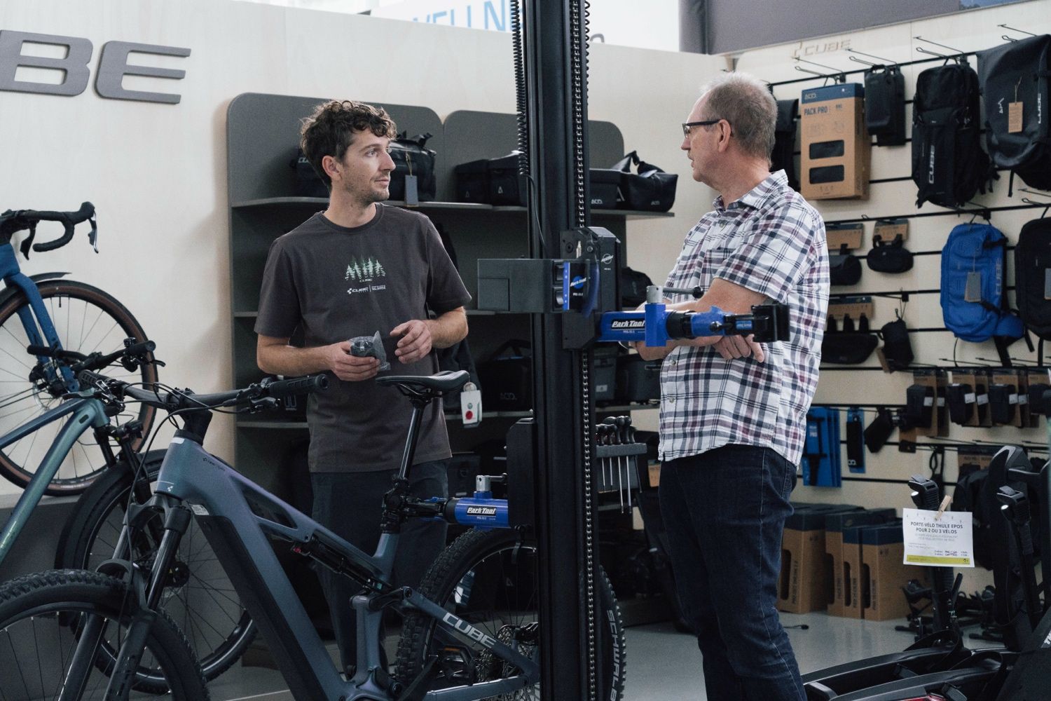 Gespräch in der Werkstatt des CUBE Store Valbirse