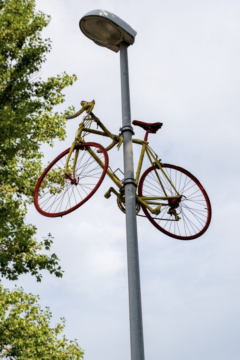 Fahrrad am Laternenmast – Wahrzeichen beim Store