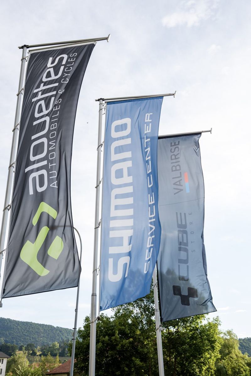 Shimano Service Center – Fahnen vor dem Store