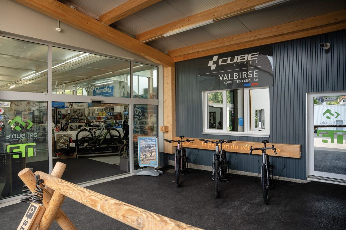 Innenansicht des CUBE Store Valbirse mit Werkstatt-Bereich