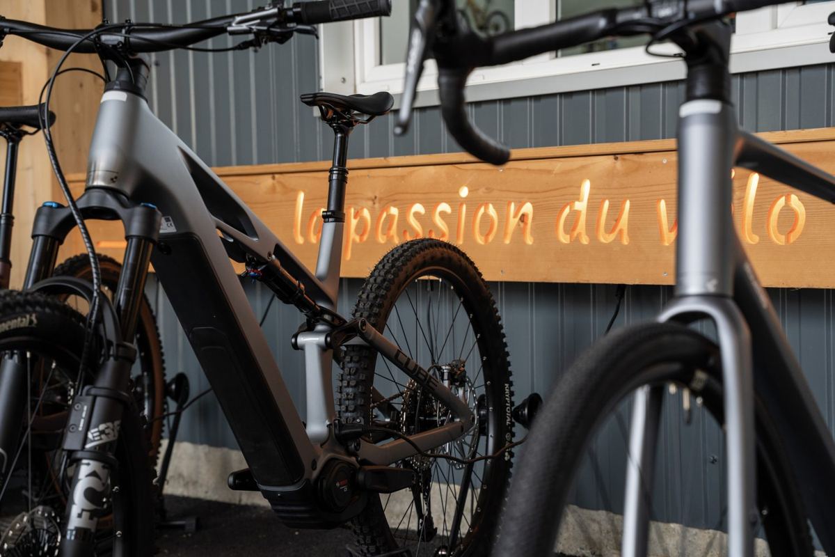 CUBE E-Bike vor dem Store – la passion du vélo