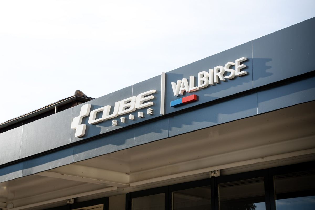 CUBE Valbirse Schriftzug an der Fassade