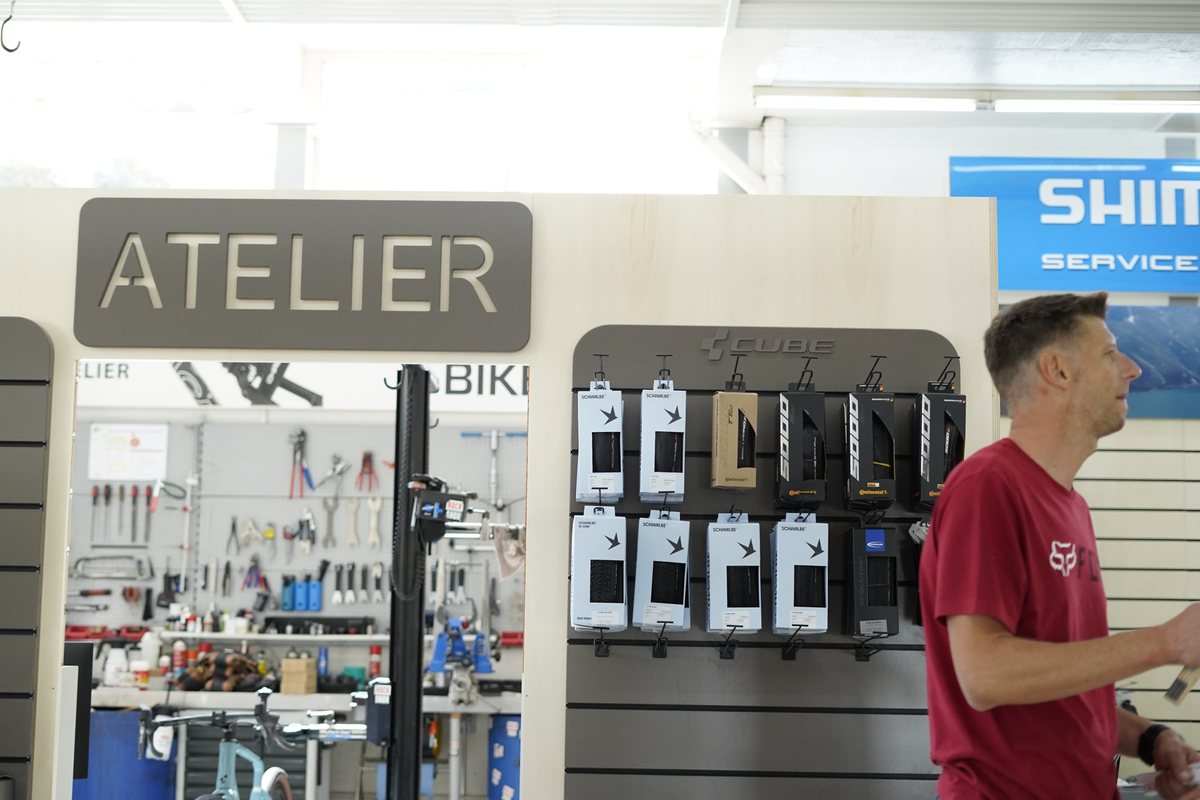 Atelier avec l’enseigne ATELIER et Shimano Service Center