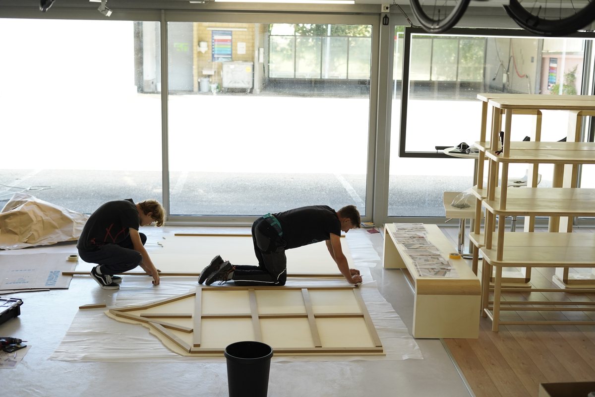 Assemblage d’éléments de mobilier au sol