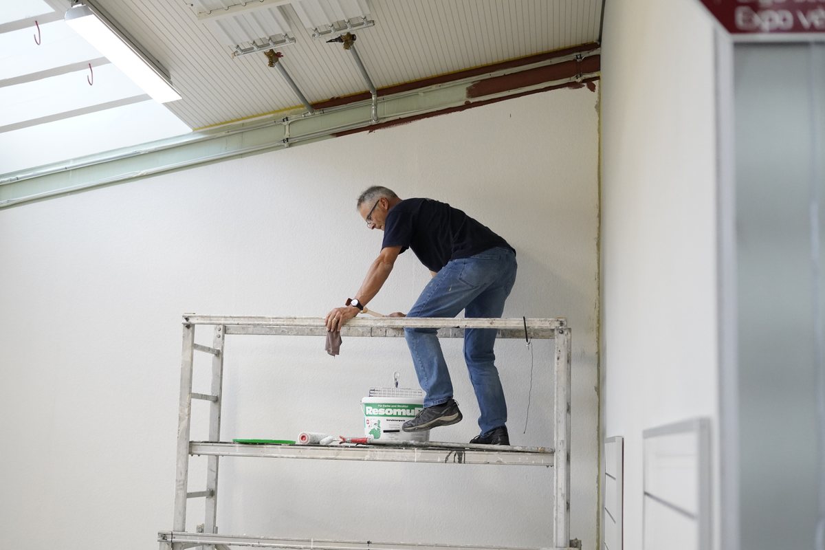 Travaux de peinture sur échafaudage dans le nouveau local