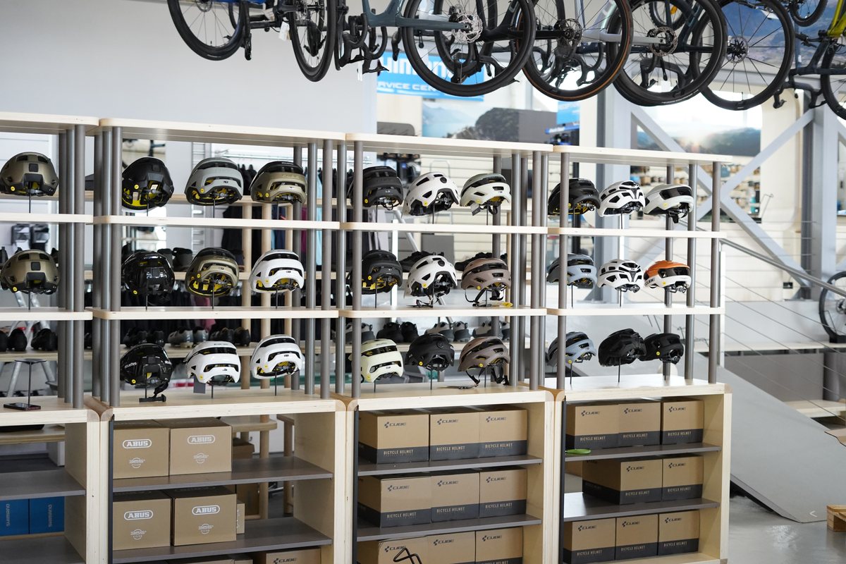 Mur de casques garni dans le CUBE Store Valbirse