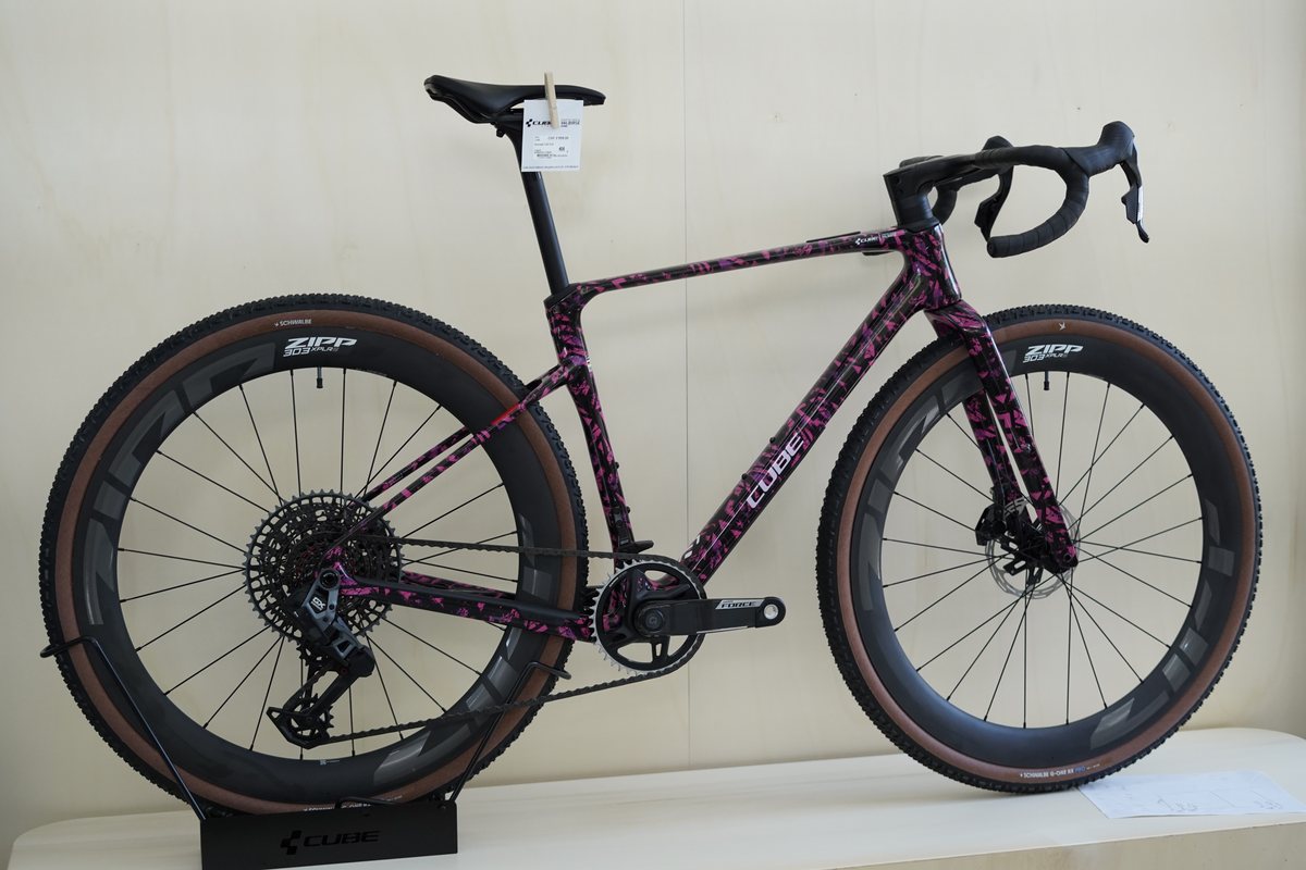 Vélo de route CUBE sur son podium dans l’espace de vente